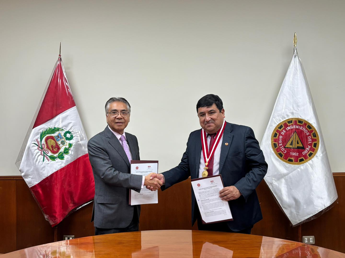 CIP y el IDIS firman convenio para impulsar la industrialización sostenible del Perú